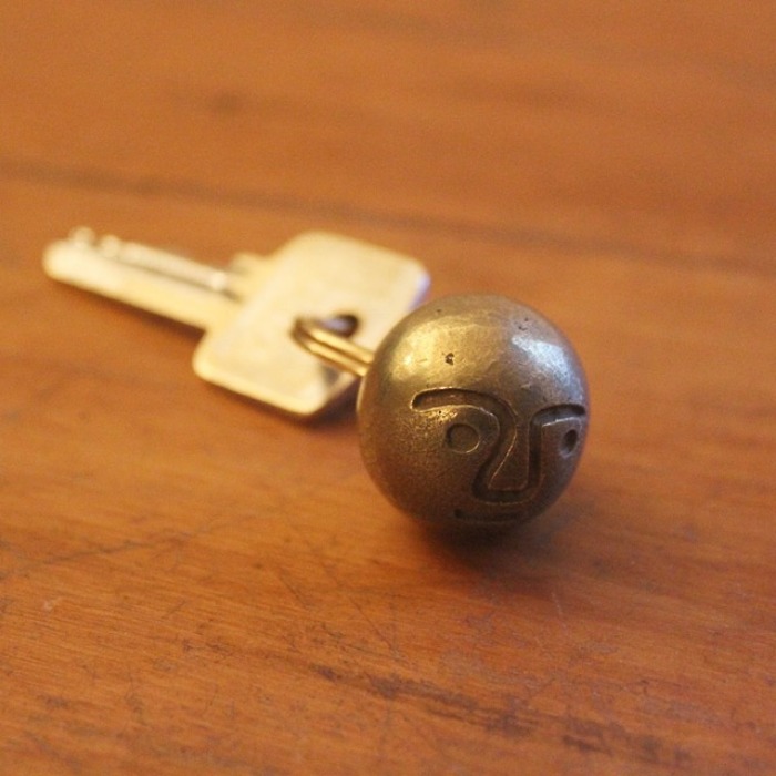 Tender &amp; Co. Plautus Face Ball Keyring Polished Brass